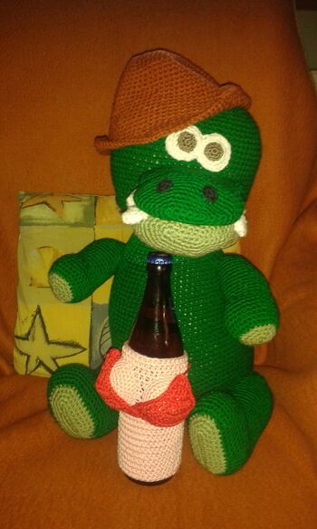 Der hat einen Ehrenplatz auf dem Sofa.