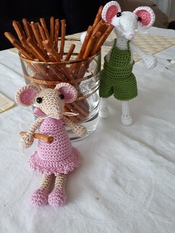 mal wieder was kleines zwischendurch. Hier kommt Herr Mäuserich mit seiner kleinen Mausi. Da sie draußen im Schnee nix essbares finden, haben sie doch glatt meine Salzstangen stibizt.
AL im i-net gefunden (kostenlos).