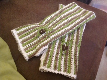 Ich bin's nochmal!
Hier ein weiteres Werk. Meine nigelnagelneuen Stulpen!
Meine Arme sind nur etwas kräftig, wodurch ich sie ziemlich groß häkeln musste.