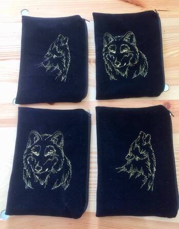 Zipperbags aus gebrauchtem Samt, mit Wolfsmotiv bestickt.