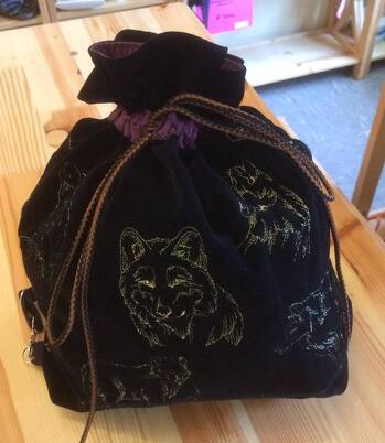 Rucksack aus gebrauchtem Samt, bestickt.