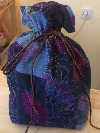 Patwork-Rucksack aus recyceltem Jeamsstoff, bestickt .