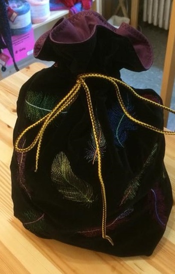 Rucksack aus gebrauchten Samt, bestickt.