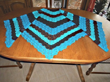 Mein zweites Dreieckstuch nach diesem Muster,bin total begeistert.
Gehäkelt habe ich das Tuch mit Hot Socks von Gründl.Und einigen Resten Gltzergarn.