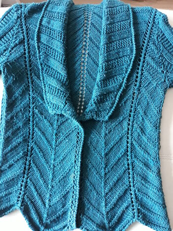 Habe diese Strickweste vor Jahren geschenkt bekommen. Möchte sie nun gerne mit einem anderen Material selbst stricken, da mir das Muster sehr gut gefällt. Habe aber leider keine Anleitung. Kann mir jemand helfen ?