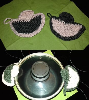 meine Arbeit von heute. Marke Eigenbau D: Mini Topflappen für Topfgriffe aus Metall.
Ein kleiner Einschub für den Daumen, damit man auch den Deckel festhalten kann, wenn man etwas abgießt