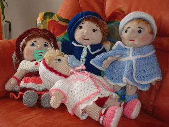 Darf ich vorstellen: Benny in blau, Chrissi in Rot ,Jenni in himmelblau und Emmy in rose-weiß