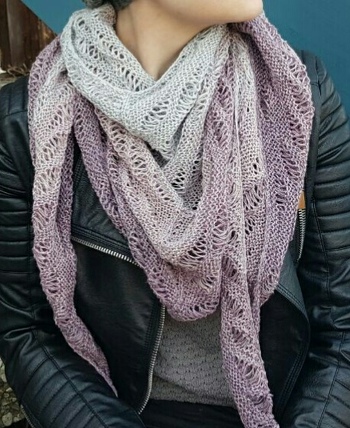 Dreieckstuch Penombra von Puschelicious. Das Muster ist leicht zu stricken und verbraucht erstaunlich wenig Garn. Das Tuch ist leicht und gut zu drapieren.