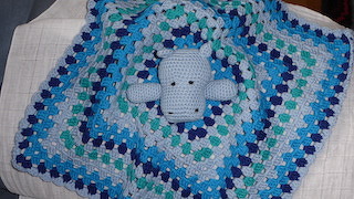 diesem treuherzig blickenden Hippo von Häkelherz konnte ich nicht widerstehen! Wie gut, dass es bei uns und bei unserer Nachbarin ein neues Enkelkind gegeben hat!