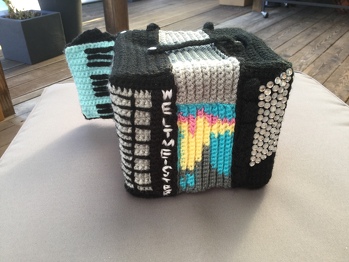 Habe auf eine Bitte einer Freundin ein Akkordeon gehäkelt. Es ist gut gelungen!