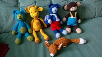 Den blauen 🐻 habe ich gehäkelt. Alle anderen Tiere hat meine Tochter gehäkelt. Uns beiden hat das Häkel Virus erwischt.