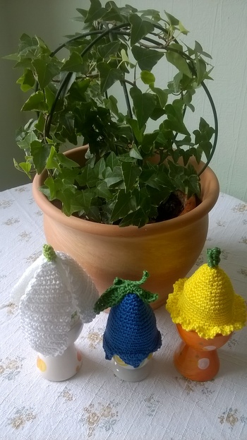 Die Eierwärmer sind eine schöne Osterdeko. Die Osterglocken hab ich ein bisschen vereinfacht. Sonst wären sie nicht rechtzeitig fertig geworden. Es ist eine schöne Anleitung. Dankeschön an ruthk. Weiter so.