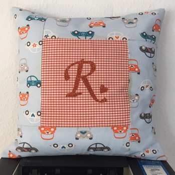 So sieht das fertig genähte und beplotterte Kissen aus.
Mein Paps hat sich seeeehr gefreut ????
Meine Arbeit, Idee - alles meins...nur das Kissen gehört jetzt Papa ????