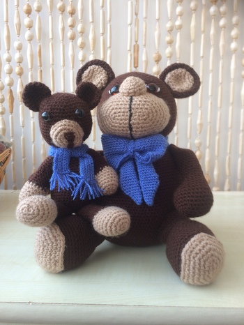 Habe meinem Boshibär ein kleines Bärchen gehäkelt, damit der Große nicht so allein ist. Der Kleine ist sehr schnell zu häkeln.