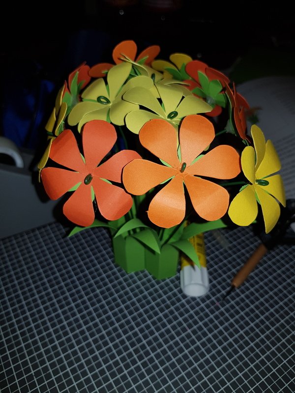 Papierblumen in Gelb-Orange - Tischdeko – Bastelanleitung und Vorlagen