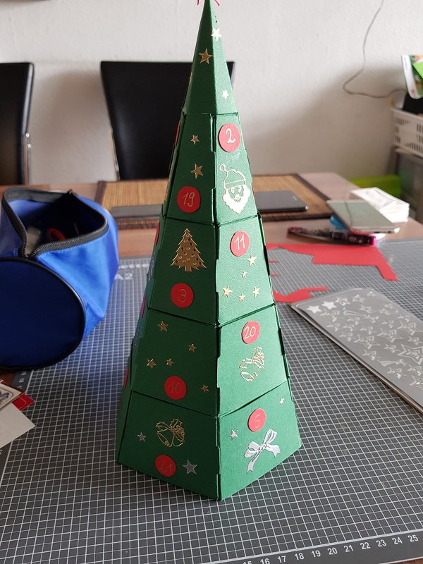 Adventskalender – Tannebaum-Pyramide – Bastelvorlagen und Anleitung