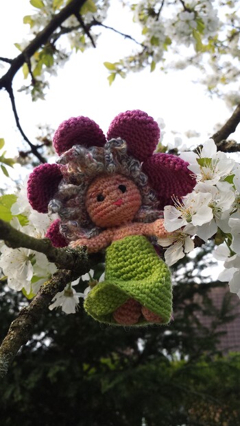 Eine kleine Blumenfee nach Anleitung vom Flauschigen Einhorn.