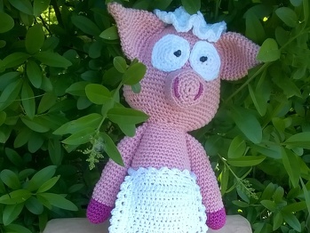 Das 🐷 hat sich gut gehäkelt. Ich habe noch eine Schürze und Haube dazu gearbeitet.