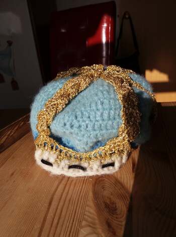 Mütze-Krone in hell-himmelblau