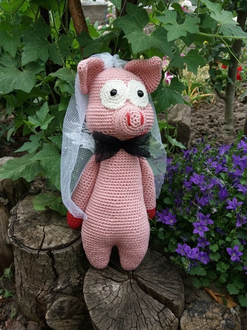 Das ursprüngliche Schwein war fertig - da flatterte eine Einladung zum Polterabend ins Haus und so wurde die Idee geboren, daraus ein Hochzeitsschwein entstehen zu lassen.