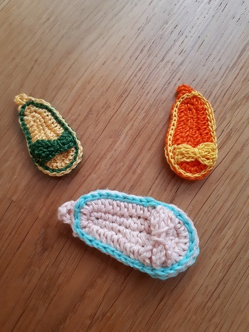 diese lustigen Badenlatschen hab ich ebenfalls bei Youtoube gefunden. Machen sich gut als Schlüsselanhängsel. Gehen ruckizucki