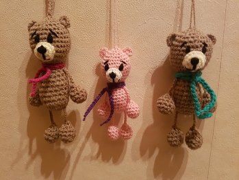 Diese 3 Taschenbaumler Bärchen habe ich am Wochenende gehäkelt.
Die Anleitung ist klasse geschrieben und mit vielen tollen Bildern versehn.
Sie bringen sehr viel Freude, Bild und Arbeit meins.