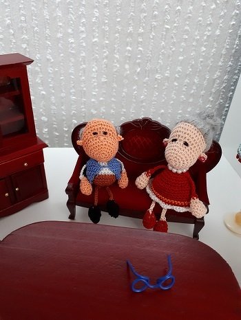 Oma und Opa genießen ihren Lebensabend (gehäkelt aus dem Amigurumi-Heft Freche Bengel, Familienbande, Simply Häkeln Sonderheft).
Hat Spaß gemacht sie zu häkeln, sogar Oma hat ihre Perlenkette und Ohrringe angelegt.
Die Brille ist aus einer Büroklammer gemacht.