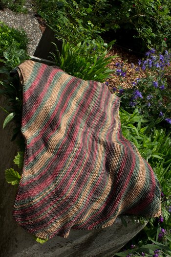 Diagonal gestrickte Tunika aus einem Leinen-Viscose-Polyestergarn. Inzwischen hat sie sich etwas ausgehängt und kann jetzt sogar als Kleid getragen werden.