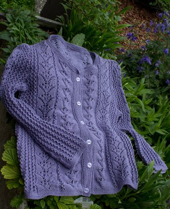 Diese zierliche Lochmusterjacke aus reinem Baumwollgarn hat mich einiges an Nerven gekostet. Nicht so sehr das Muster, sondern die ganzen Details rundherum. Zum Schluß habe ich sogar noch aus Versehen ein Loch in die Knopfleiste geschnitten. Aber: Ende gut, alles gut!