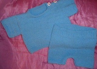 Eigentlich wollte ich noch etwas aufsticken, was bei der frotteeähnlichen Wolle aber schlecht geht.
Nach einem Modell von Filati.