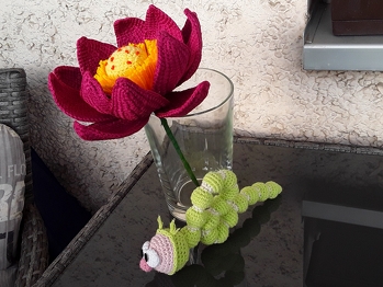 Die Kleine Raupe von Mala Designs ( waren hier ja auch mal kurzzeitig vertreten) und die  Seerose aus dem Internet.