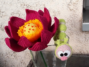Die Kleine Raupe von Mala Designs ( waren hier ja auch mal kurzzeitig vertreten ) und die Seerose aus dem Internet.
