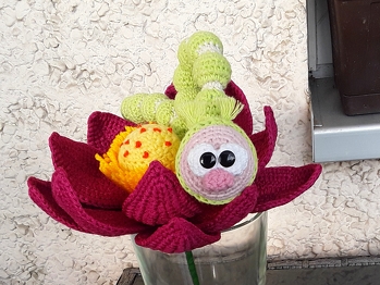 Die Kleine Raupe von Mala Designs ( waren hier ja auch mal kurzzeitig vertreten) und die Seerose aus dem Internet.