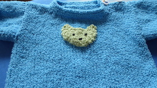 Nun hat der Pulli doch noch etwas Deko bekommen!