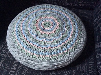 Mein Balancekissen brauchte eine „Auffrischung“ . In der ANNA 6/2018 war eine Anleitung für eine Kissen.
Ich habe am äußeren Rand ein paar Reihen mehr gehäkelt, so passte die Kissenhülle super über das wabbelige,
gesunde Sitzkissen.????
So - sieht es wieder richtig hübsch aus !