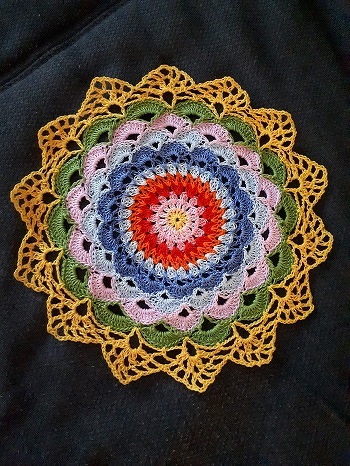 dieses Water Lily Mandala (engl AL) habe ich im i-net gefunden. Ich fand das so toll, und habe es gleich ausprobiert.
Ich habe hier allerdings mit sehr feinem Garn und einer 1.75 er Nadel gehäkelt.