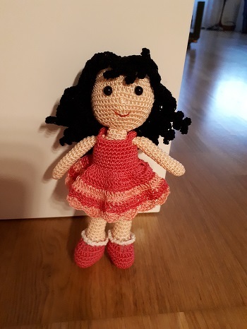 hier kommt die Dritte im Bunde (AL Youtoube Doll bagcharm tutorial)
Ich finde die Püppi so klasse, und häkelt sich sehr schnell. Eine Püppi in Latzhose mit Helm will ich noch häkeln, so der Plan.