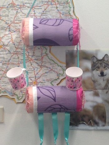 Das habe ich für eine Kollegin gebastelt die drei Mädchen daheim hat und nicht mehr wußte wo sie Haarreifen, Spangen und Klammern unterbringen sollte da natürlich jede ihr eigenen hatte und jede von den kleinen
Prinzessinnen eine andere Lieblingsfarbe hat.