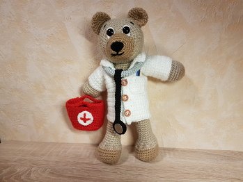 Dies ist eine Anleitung aus einem Buch. Ich hab noch ein bisschen geändert. Der Teddy soll beim Studium helfen und wird verschenkt.