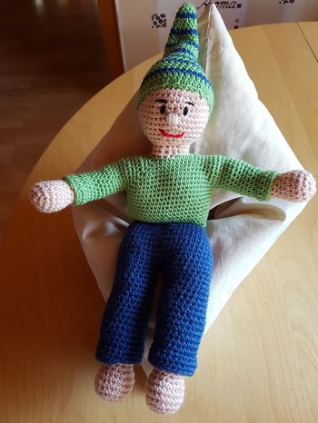 Ich habe die Anleitung von Zergerlstrick für das Schmusepüppchen nachgearbeitet und fand es sehr gut beschrieben, es ist auch für Anfänger leicht nachzuarbeiten da die Anleitung viele tolle Bilder enthält.
Es hat riesig Spaß gemacht ...vielen Dank dafür :-)