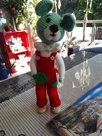 Das ist Filu  ich habe lange  gehäkelt  und überlegt  wie er werden soll ,und nun steht er stolz alleine da ,ich aber auch