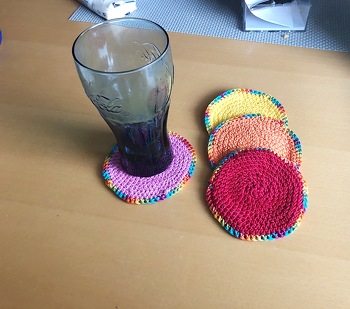 Hier meine spontanen Glasuntersetzer. Es sollen noch einige Farben folgen