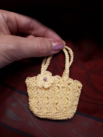 gehäkelte Mini-Tasche (bei Youtoube Mini Bolsita Tejida a crochet)