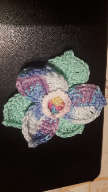 Konnte nicht warten und mußte die Blume nacharbeiten. Klappte Dank der guten Anleitung besser als ich dachte. Habe eine Sicherheitsnadel angebracht und kann sie so als Anstecker für meinen Sommerpulli nutzen.