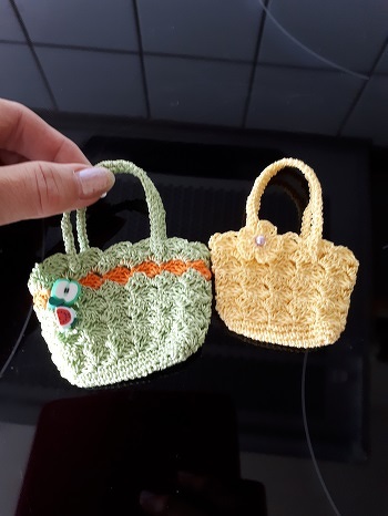 hier noch ein zweites Täschen, bissl größer geworden als das rechte. (AL Youtoube)