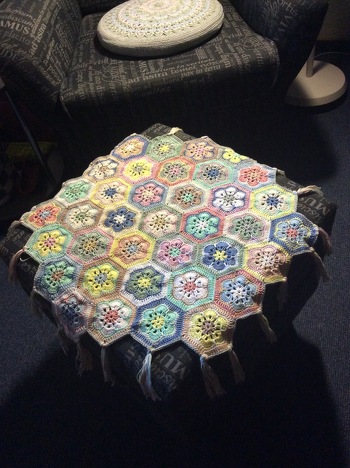 Es macht sehr viel Spaß in immer neuen Farbvarianten kleine Grammys zu häkeln!
Gut zum Reste verarbeiten ......
Diesmal  ist ein kleines Deckchen für meinen Fußhocker entstanden ????