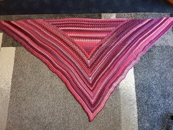 Dreieckstuch Karma , Anleitung von Michaela Bianca Schmidt-Förster.
Eine tolle Anleitung, Schritt für Schritt erklärt, bin super damit klar gekommen :D