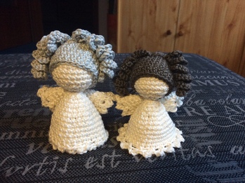 Nach einer tollen Anleitung.... ein super Ergebnis ????
Das Engelchen mit den hellgrauen Haaren habe ich mit Nadel 3 gehäkelt und das andere mit Nadel 2,5 !
Ich werde mit Sicherheit noch einige Engelchen häkeln ????