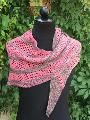 Desert Rose von Frauke Strickwetter.
Tolle Anleitung die sich super Stricken lässt