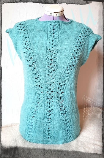 Diese Wolle habe ich als Rohwolle selbst gefärbt und danach gesponnen, verzwirnt und verstrickt.